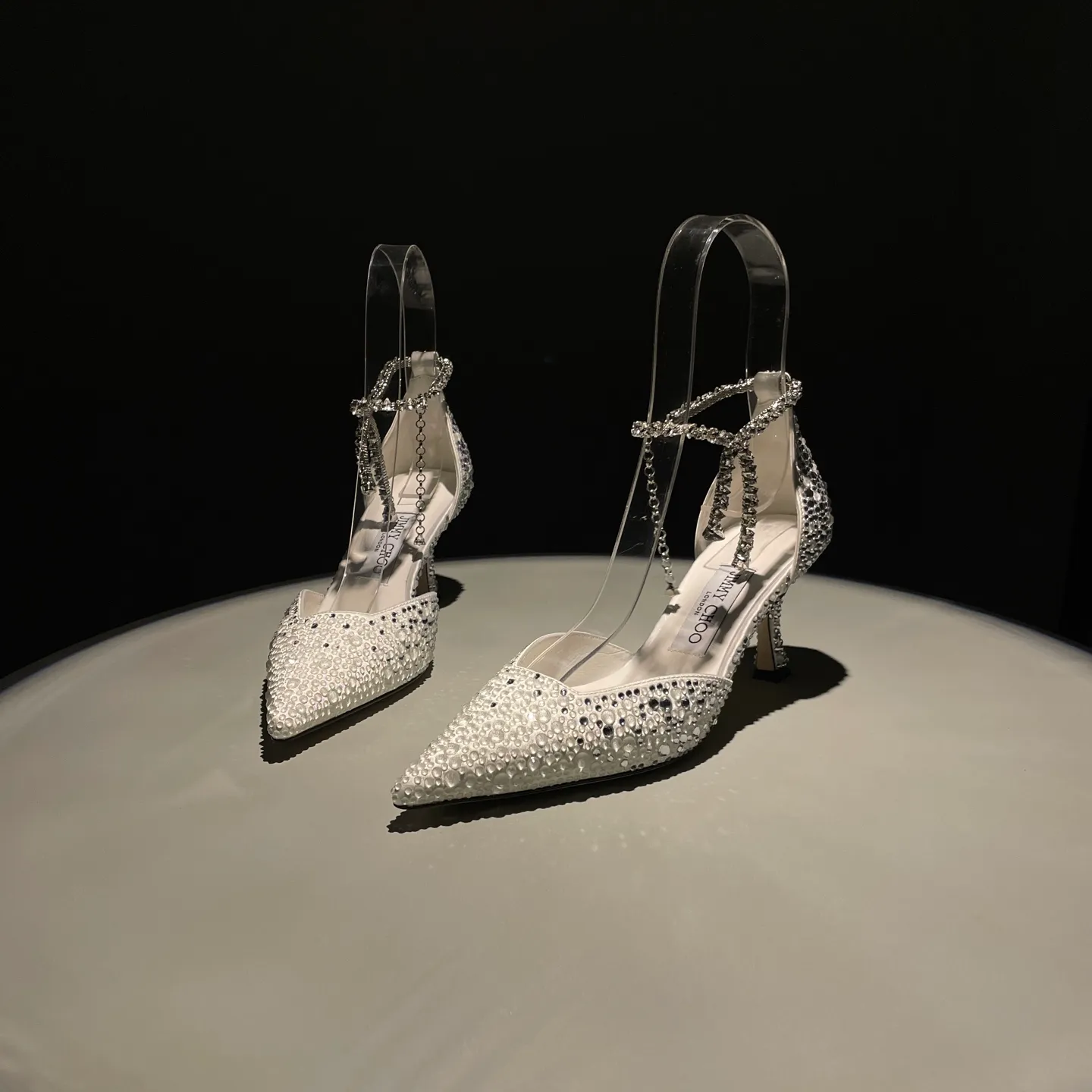 👟👟Ex-factory price 720👟👟 Jimmy Choo/Jimmy Choo classic diamond chain pointed toe crystal high-heeled sandals. Excellent crystal shoes. So beautiful that you can't take your eyes away. The shape of the shoes is very delicate and not too narrow and long. The internal space is sufficient to allow the toes to relax enough. The rhinestones outline a charming arc on the instep. It is simply beautiful. It has a 360-degree surrounding fairy atmosphere. Gorgeous without being exaggerated! ! The fabric is made of imported silk, with imported sheepskin lining. Customized A-grade Italian genuine leather sole. Heel height: 6.5 or 8.5. Size: 35-40 (41, 42, 43 customized, non-refundable)